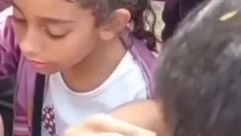 فلسطینی بچے اپنے ہاتھوں پر اپنا نام لکھ رہے ہیں