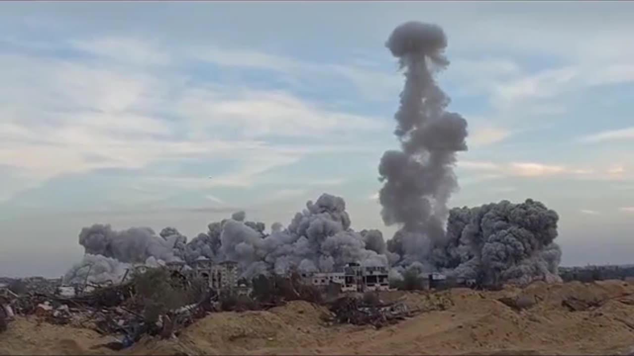 Israel blows up the Medical Faculty of the IUG to the south of Gaza city.