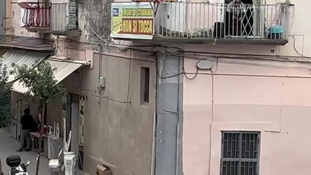 Nel frattempo... A Torre del Greco.