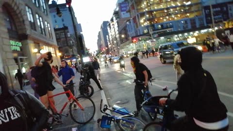 Protester Followed By Looters FOOTLOCKER RIP New York City Manhattan America USA