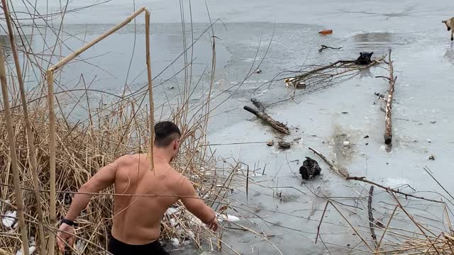 Brave Bystander Rescues Dog From Frozen River