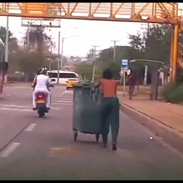 Video: Habitante de la calle “paseó” contenedor de $1 millón que habría robado