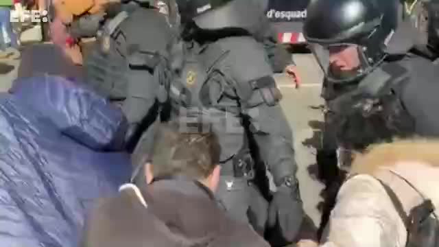 Enfrentamientos entre Mossos y CDR en protesta contra la cumbre Sànchez y Macron en Barcelona