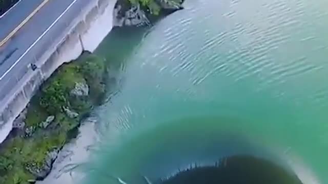 Lago Berryessa em Napa, na Califórnia. 😳😍 Vídeo via drones_are_cool