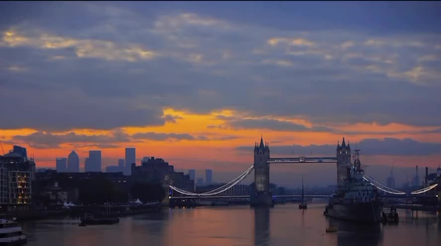 London must come to Tower Bridge to see the sunrise once