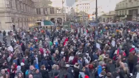 Large protests in Rome and Vienna against lockdowns, V@ccine passports and mandatory v@x today.