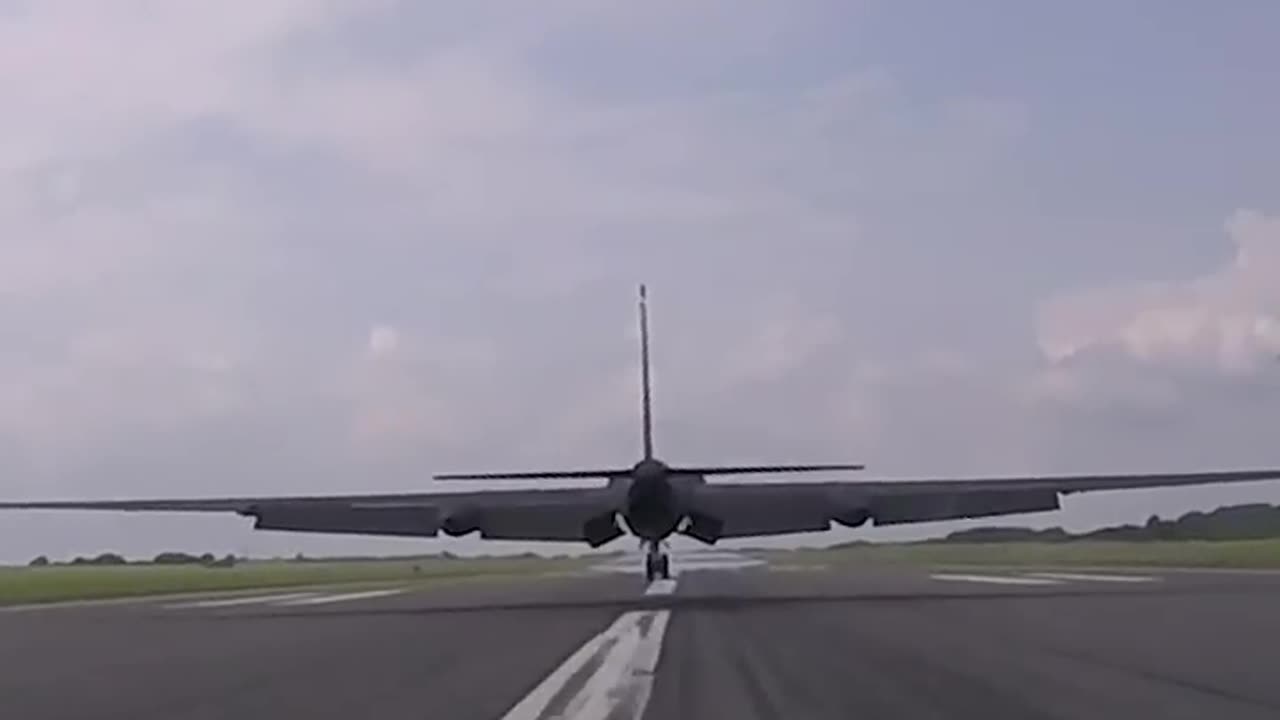 Muscle Car Chase A Plane. Epic Video!