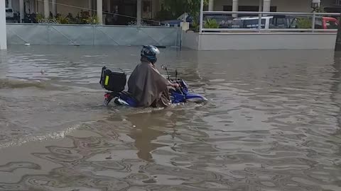 Motorcyclist Makes Valiant Attempt to Drive Through a Flood