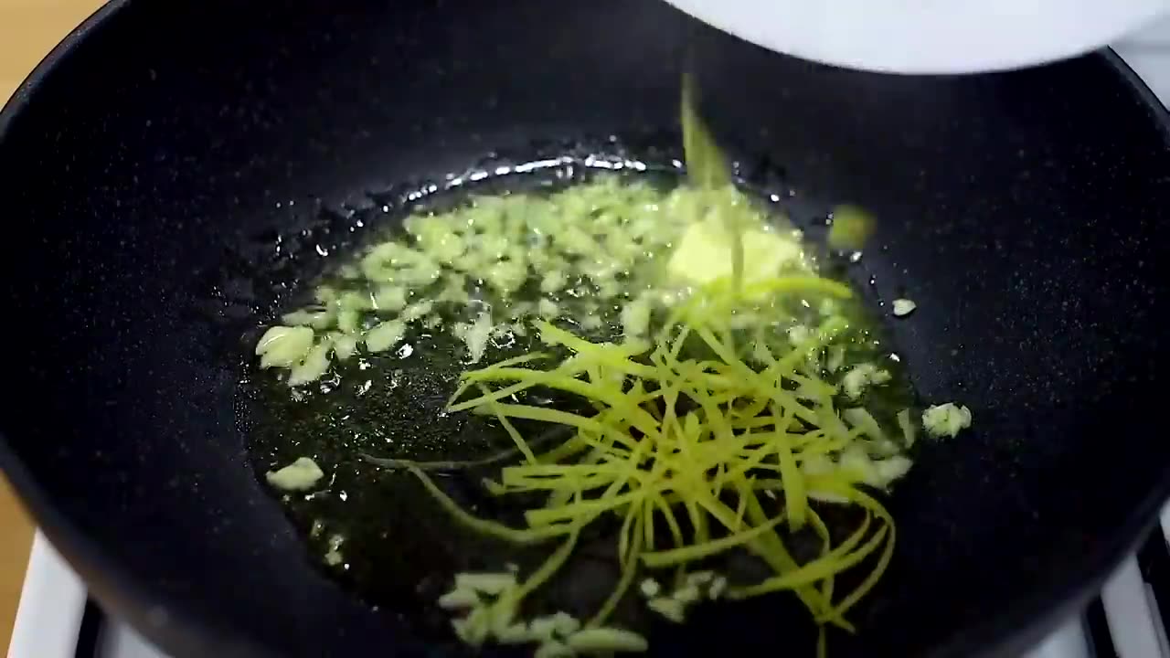 Creamy garlic lemon pasta. Very quick and delicious recipe!