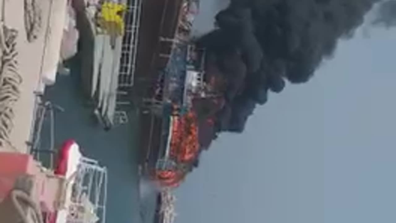 The barge caught fire at the dock of Kish, Iran(part1)