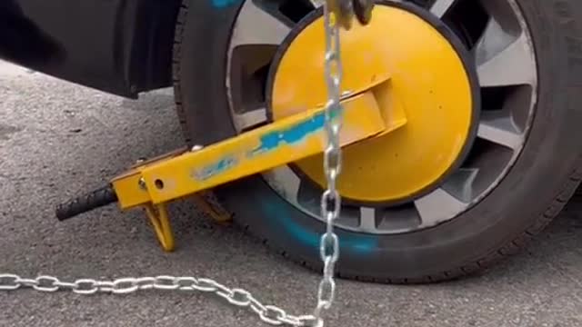 Automobile tire lock disassembly