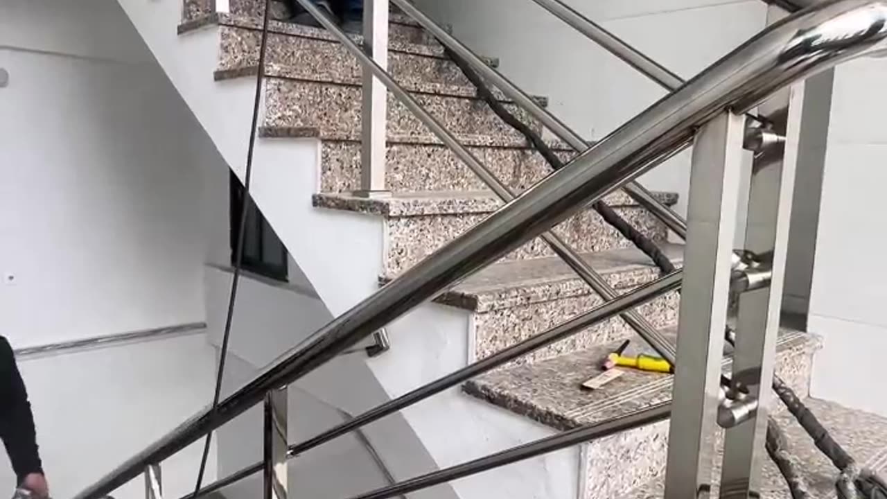 My colleague taught me how to install stainless steel stairs