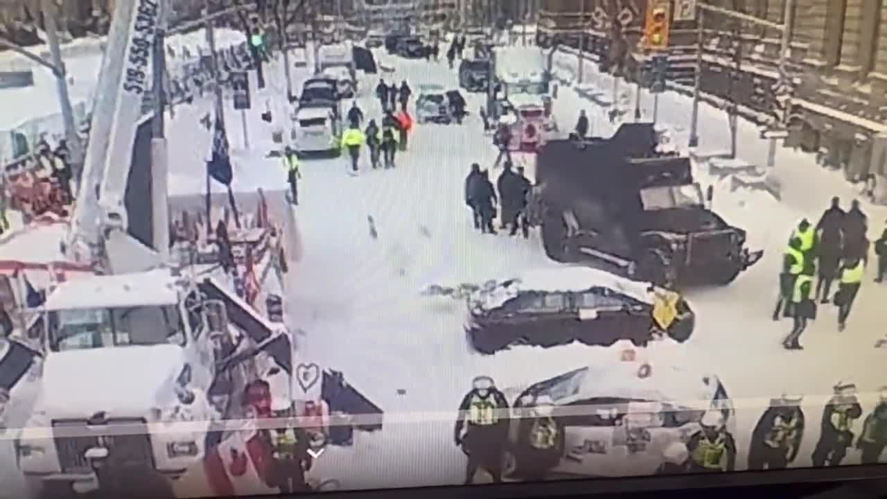 Police d'Ottawa tabasse un civil