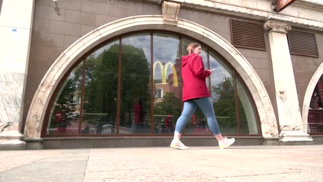 Moscow residents say their goodbyes to McDonald's