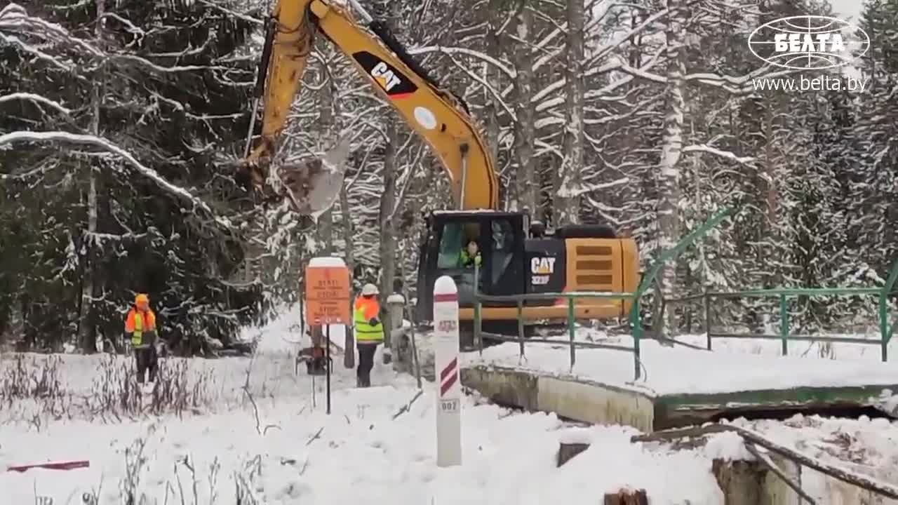 Latvian authorities demolish pedestrian bridge over the Sinyuha River