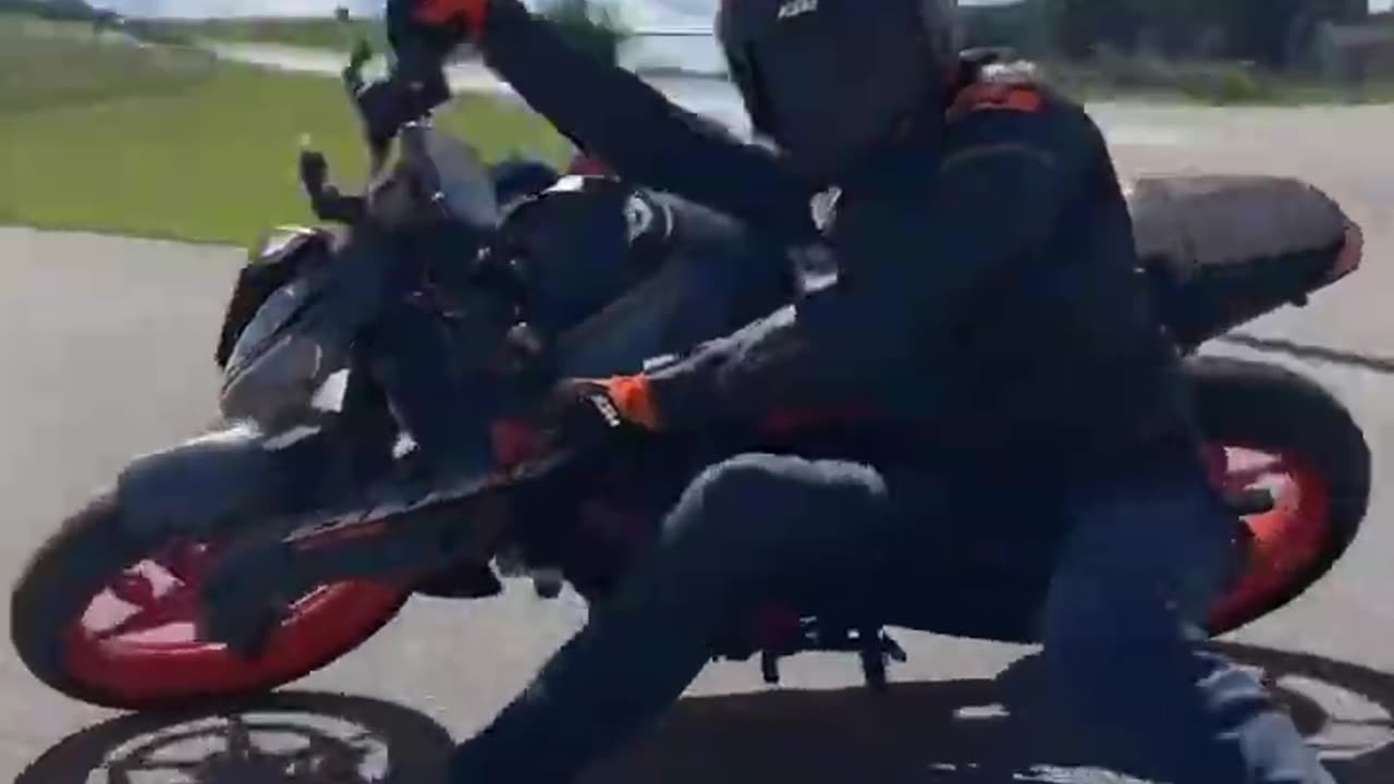 LAYING DOWN with the new release KTM390 Duke.