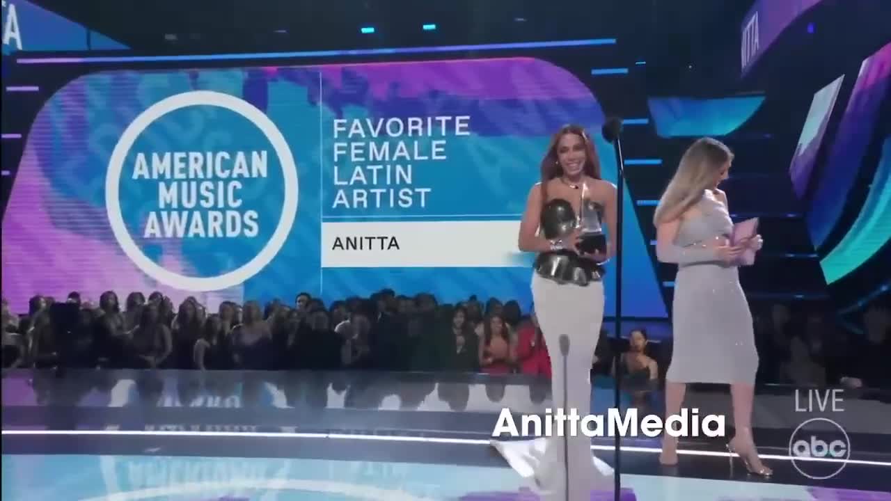 Anitta - American Music Awards 2022 - Ganhou troféu 🏆