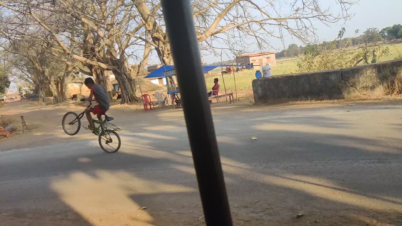 Cycle stunt by little boy