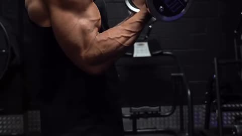 Target your BICEPS with this tip💪