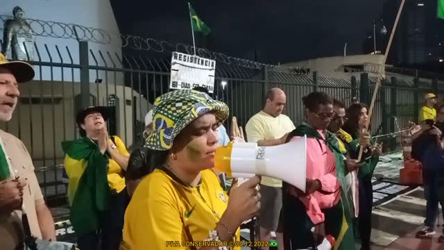 PATRIOTAS CANTANDO O HINO NACIONAL COMANDO MILITAR DO SUDESTE IBIRAPUERA SP