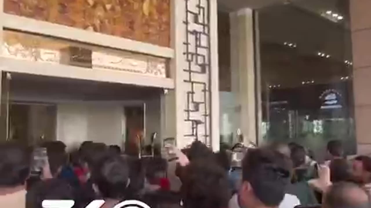The rush of people to the hotel where Ronaldo is staying in Tehran!!!😳😳😳