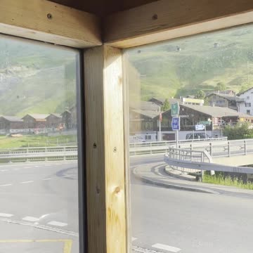 на автобусной остановке