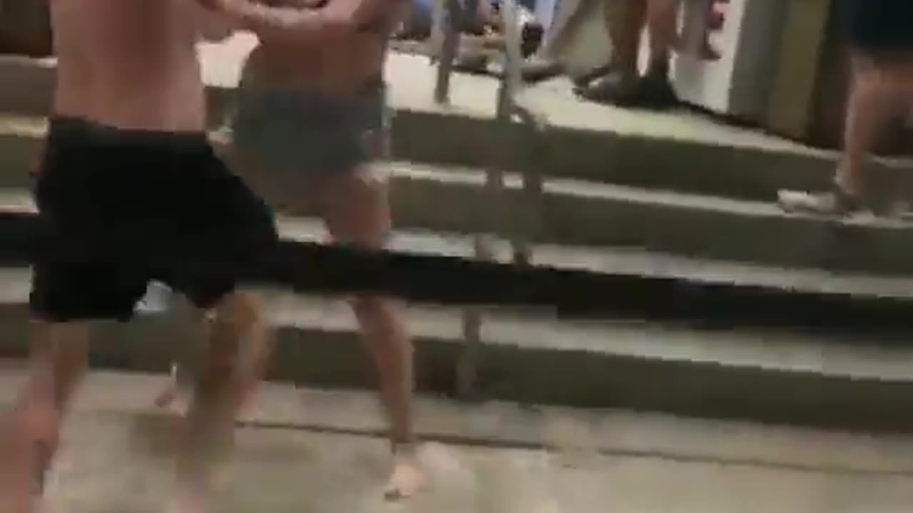 Beach goers brawl it out with a security guard🍿🍿🍿