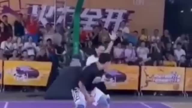 Funny basketboll player even