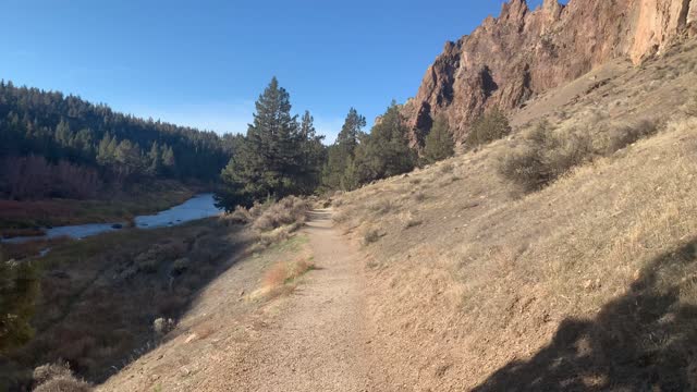 River Shoreline Hiking – Smith Rock State Park – Central Oregon – 4K