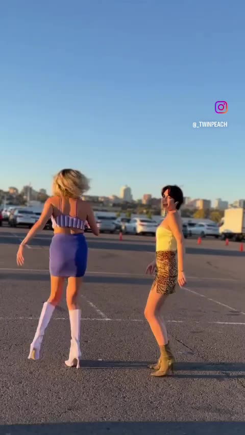 Voluptuous Oasis Presents: Twinpeach