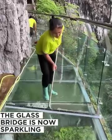 She's keeping the glass bridge crystal clear✨