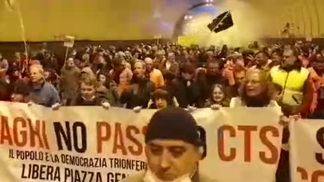 Italians chanting "people like us never give up the streets" in defiance of covid tyranny. .