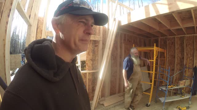 Setting the ridge beam for the cabin || Guy builds a homestead by himself in Alaska