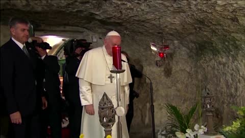 Pope lights candle, blesses children on Malta trip