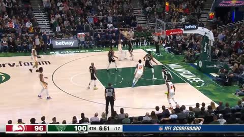 Onyeka Okongwu putback dunk on top of Giannis Antetokounmpo