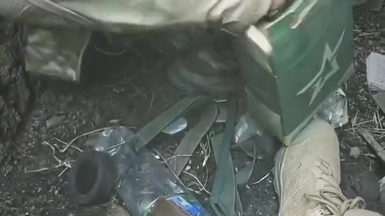 Ukrainian soldier unboxing Russian dry ration of “elite” paratroopers