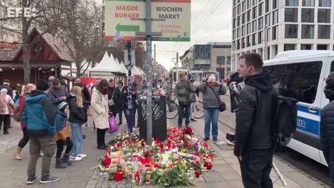 Ofrendas florales y otros homenajes de los habitantes de Magdeburgo a víctimas de atentado