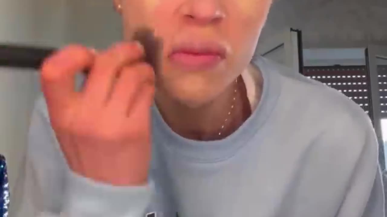 My makeup tutorial is better than yours..😬😬
