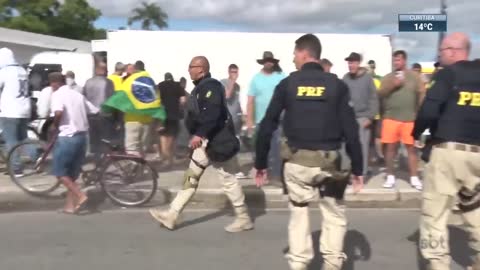 Manifestantes bolsonaristas atacam viaturas no Pará | SBT Brasil (07/11/22)