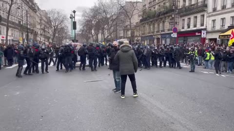 Paris~France 🇫🇷 Police vs Pension Protesters‼️‼️ Hold the Line‼️‼️‼️