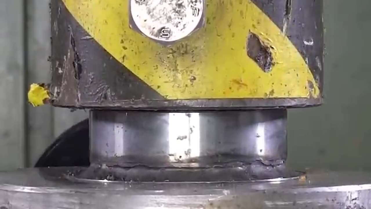 🍇 Grape Crushing with Hydraulic Press & Worm Maker! 🤩🪱🤯 #HydraulicPress #viral #satisfying