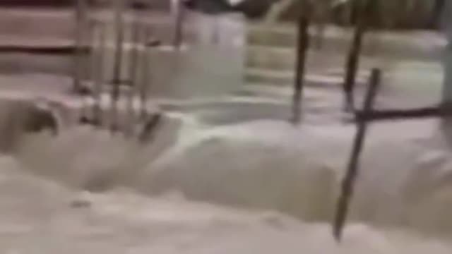 TEMPORAL COM ENCHENTE CHUVAS DEVASTADORAS DESTRÓI CIDADE VEJAM AS ONDAS NESSA RUA OLHEM O CAUS QUE A