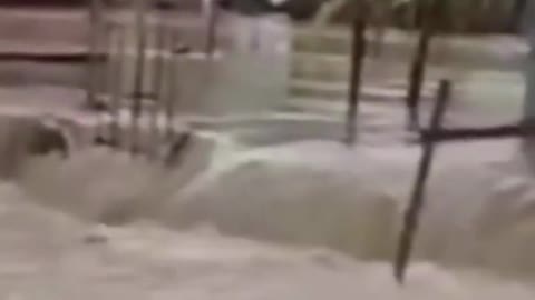 TEMPORAL COM ENCHENTE CHUVAS DEVASTADORAS DESTRÓI CIDADE VEJAM AS ONDAS NESSA RUA OLHEM O CAUS QUE A