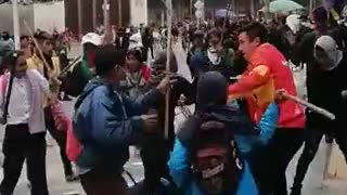 impresionante asonada de indígenas contra policías en Bogotá