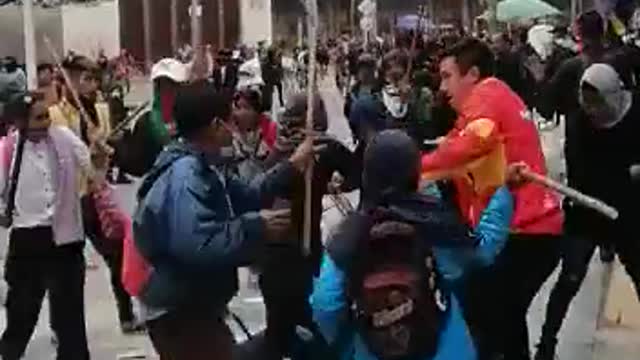 impresionante asonada de indígenas contra policías en Bogotá