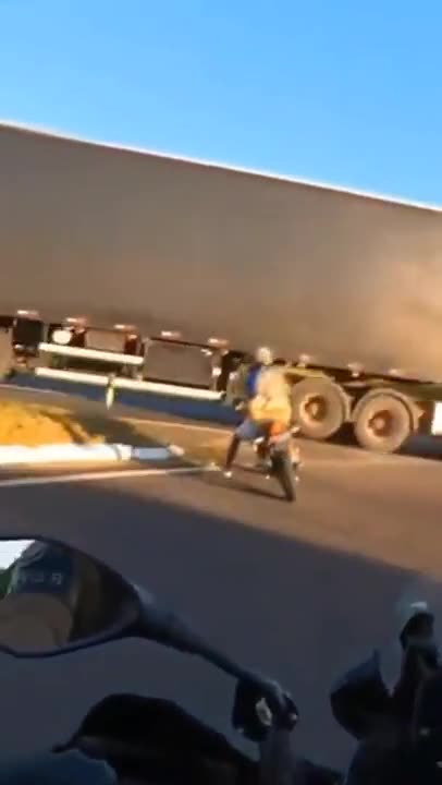 Flip-flop criminal tries to escape and is mocked by the police