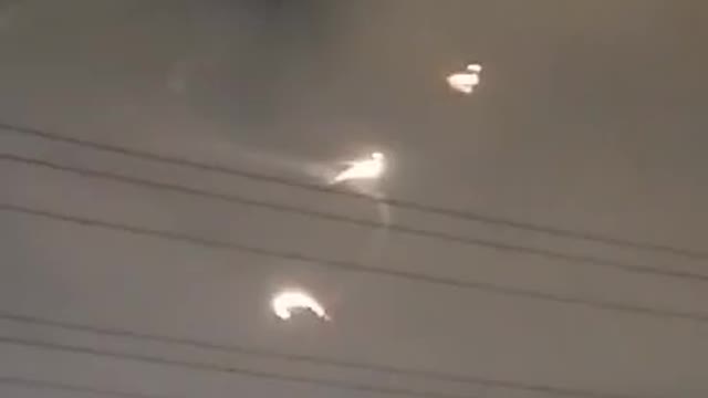 SEE MIDDLE EAST RESIDENTS RECORDS MOMENTS OF STRANGE LIGHTS IN THE UFO SKY