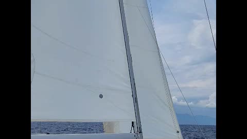 Sailing close reach, starboard tack