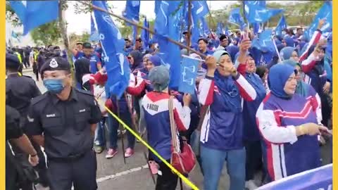 Suasana tegang antara penyokong PN, BN dengan laungan penyamun, katak