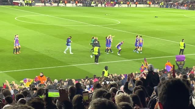 90.000 FANS cheer WOMEN’s BARÇA PLAYERS-(1080p)